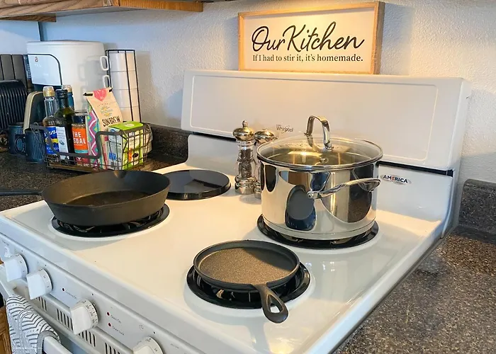 Holiday home Peaceful, 3br+king W/bbq, Fire Pit & Huge Tv!